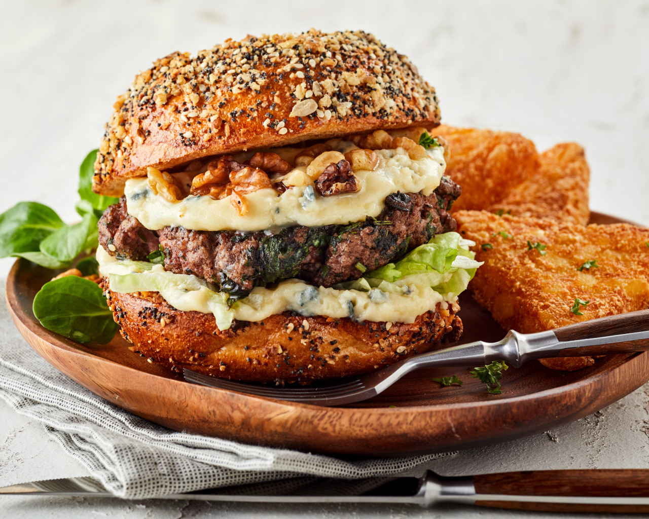 Аппетитный гамбургер на деревянной тарелке