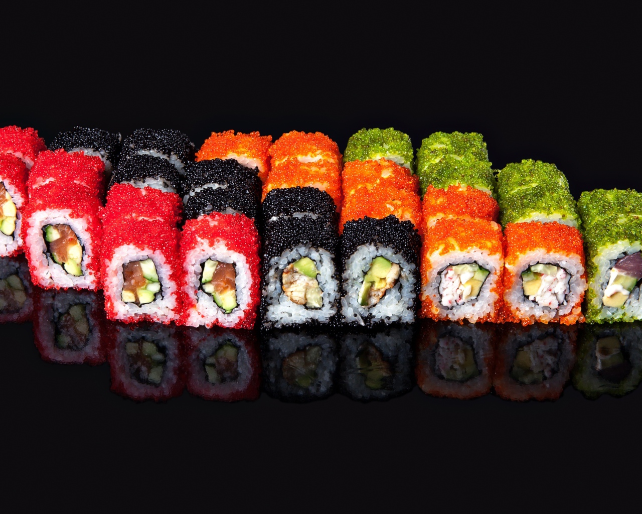 Аппетитный ролл сет на черном фоне