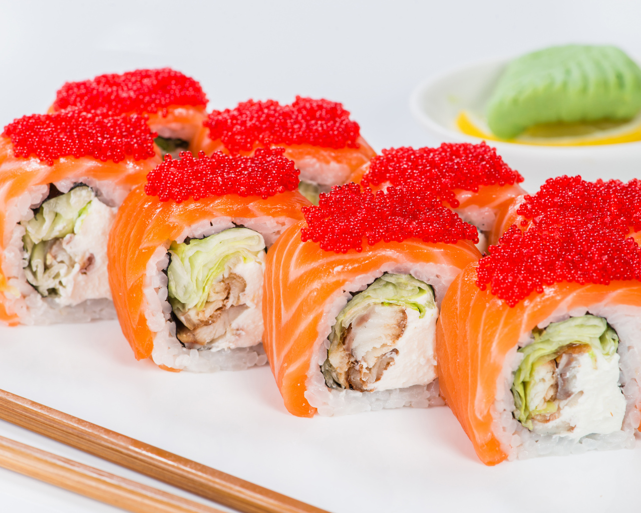 Аппетитные роллы с красной рыбой и красной икрой