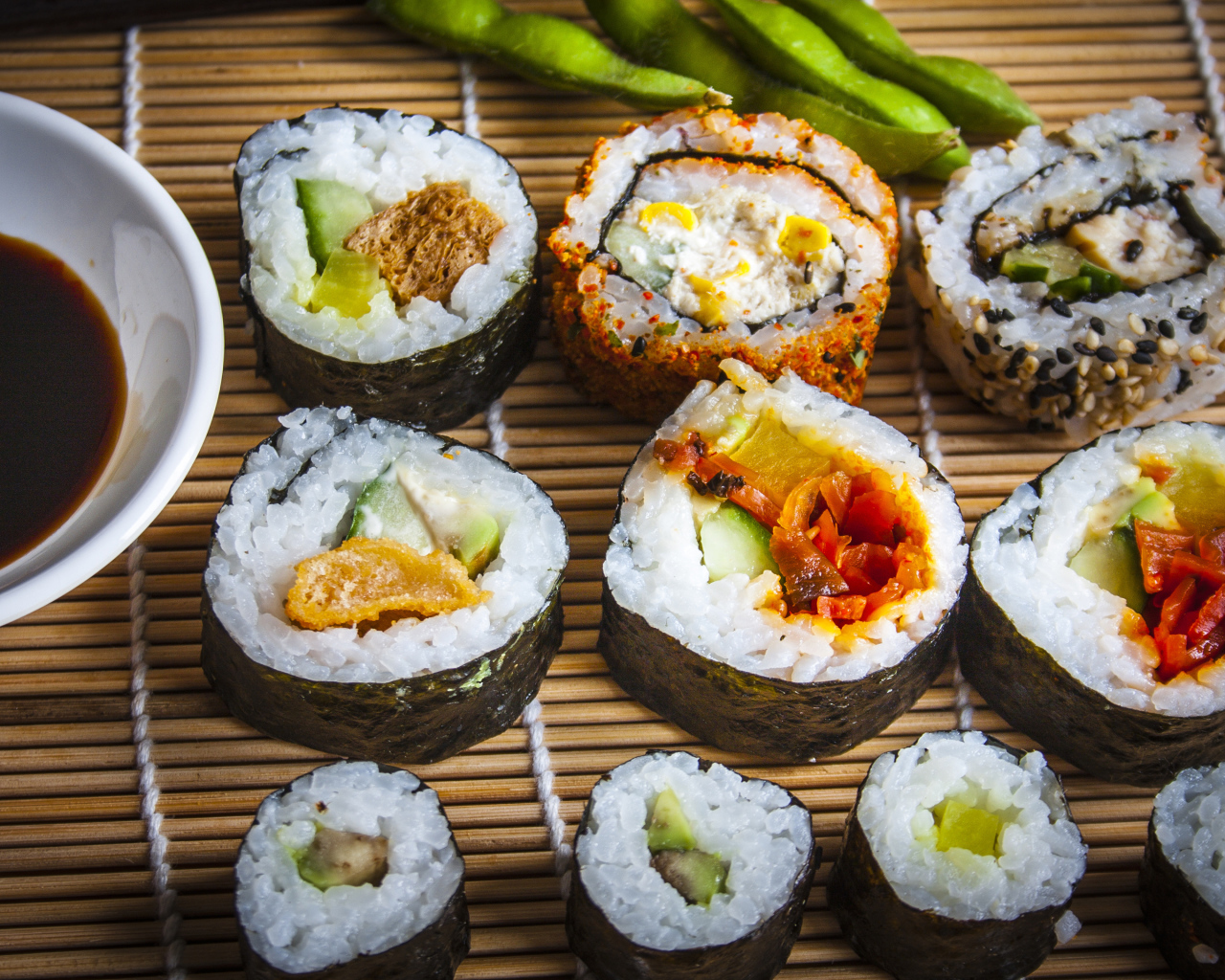 Аппетитные роллы с соевым соусом на бамбуковой салфетке 