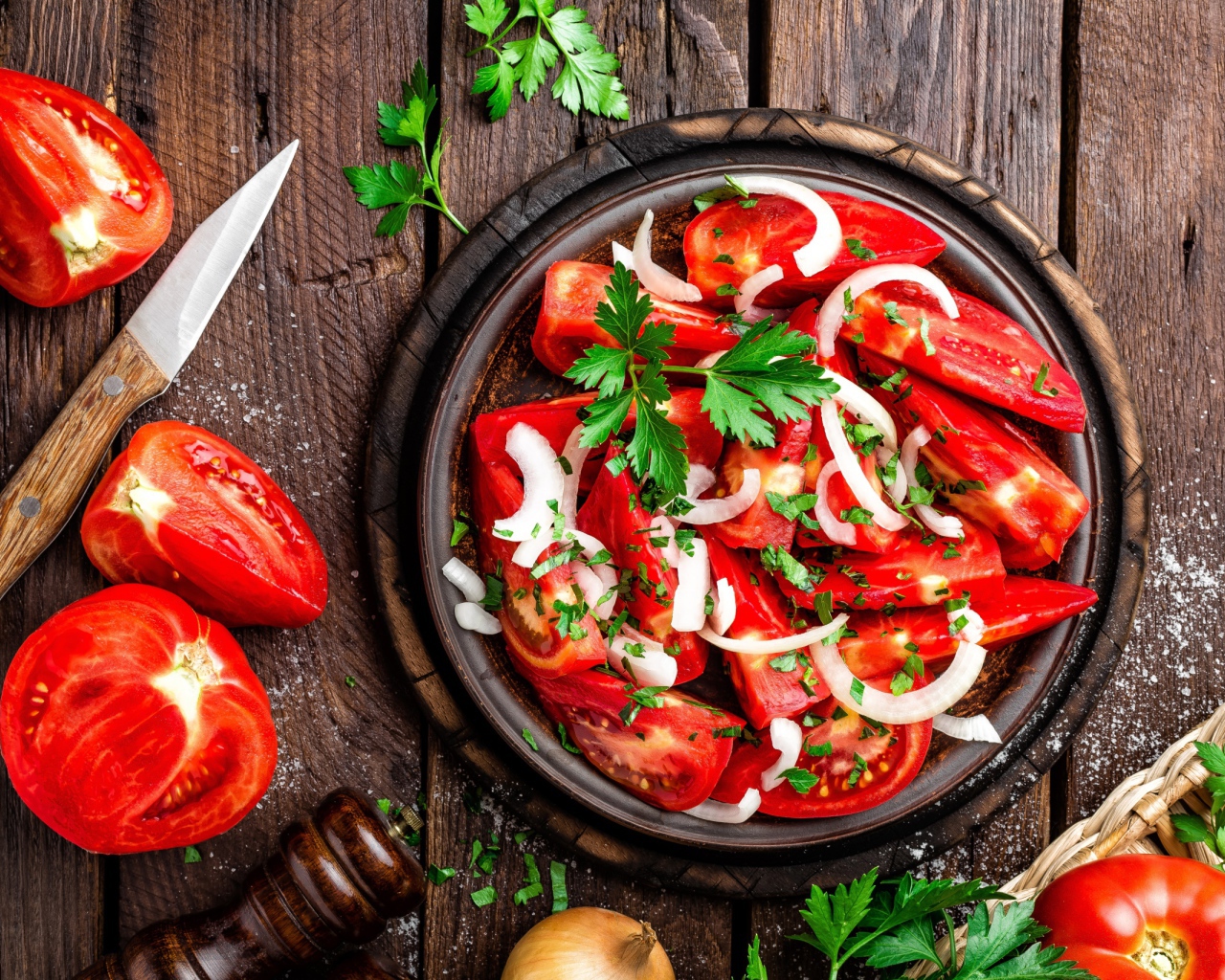 Аппетитный салат из свежих помидоров с луком и зеленью петрушки