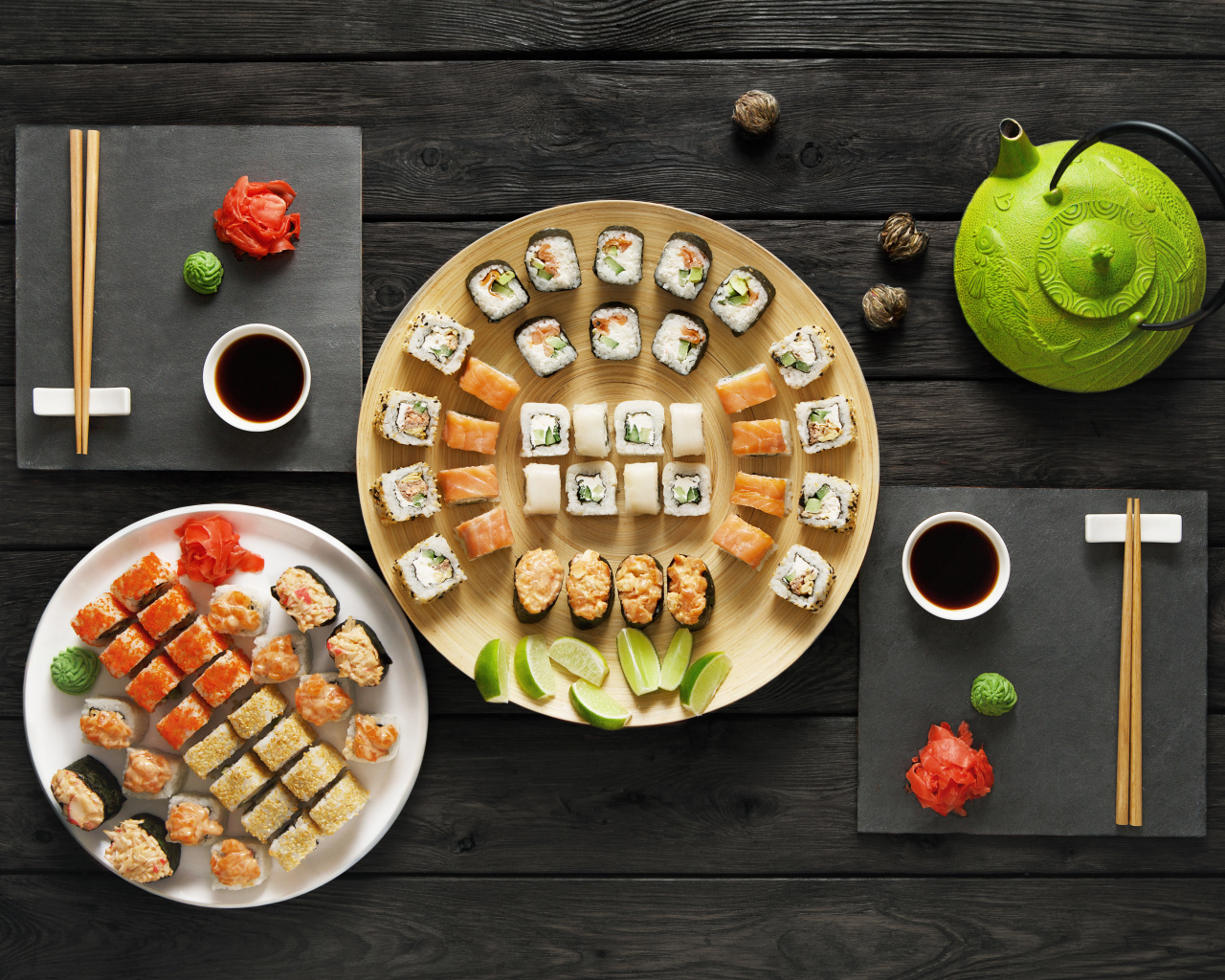 Аппетитные суши на столе с чаем 