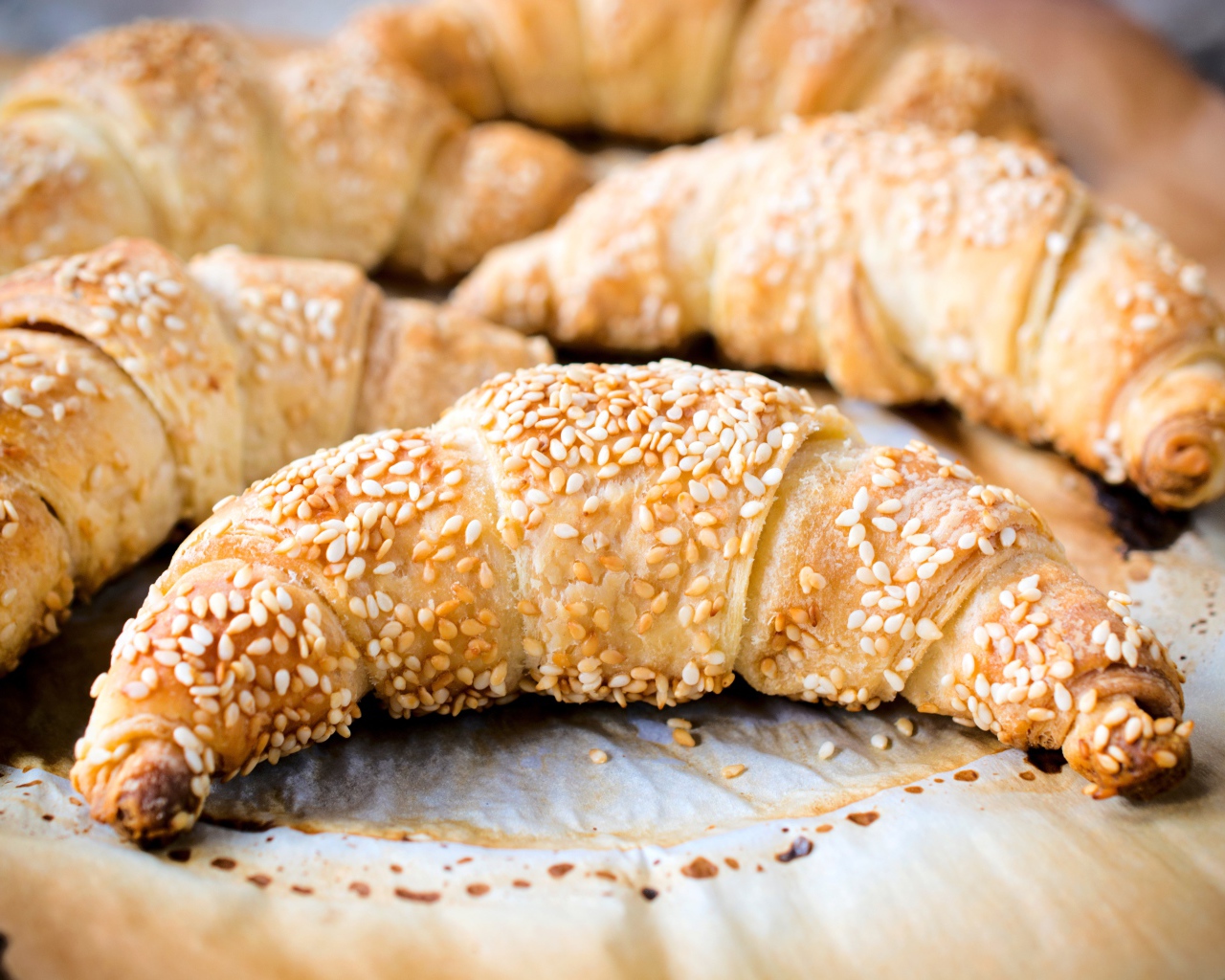 Ароматные свежие круассаны с кунжутом