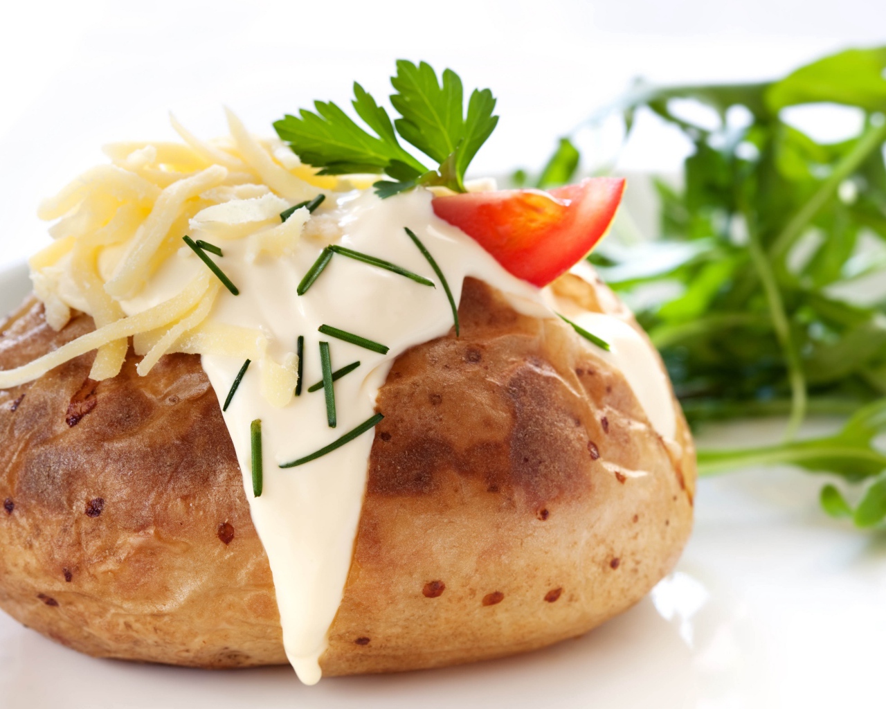Запеченный картофель со сметаной, сыром и зеленью 