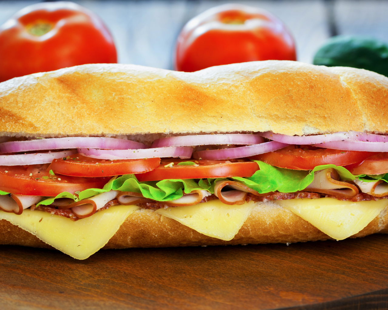 Большой бутерброд на столе крупным планом