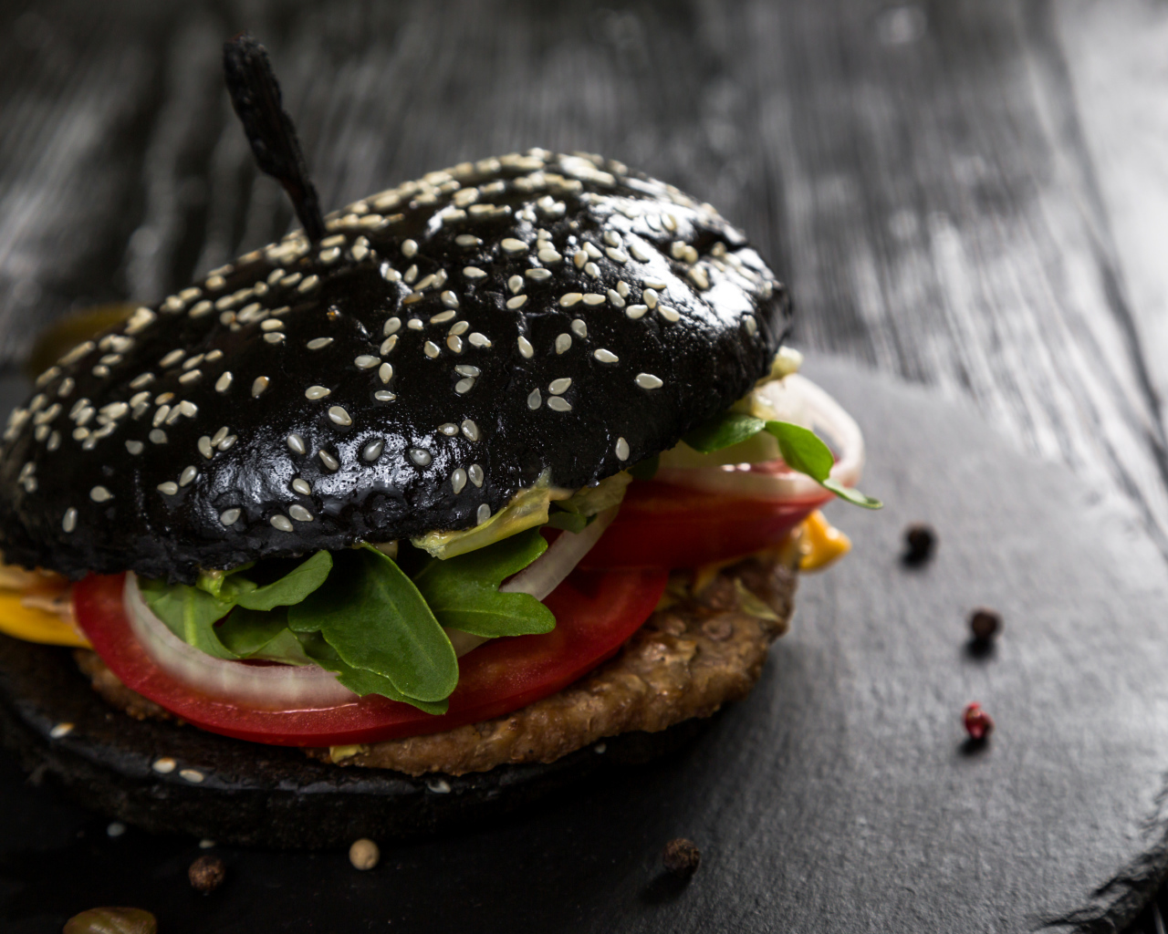 Черный гамбургер на столе
