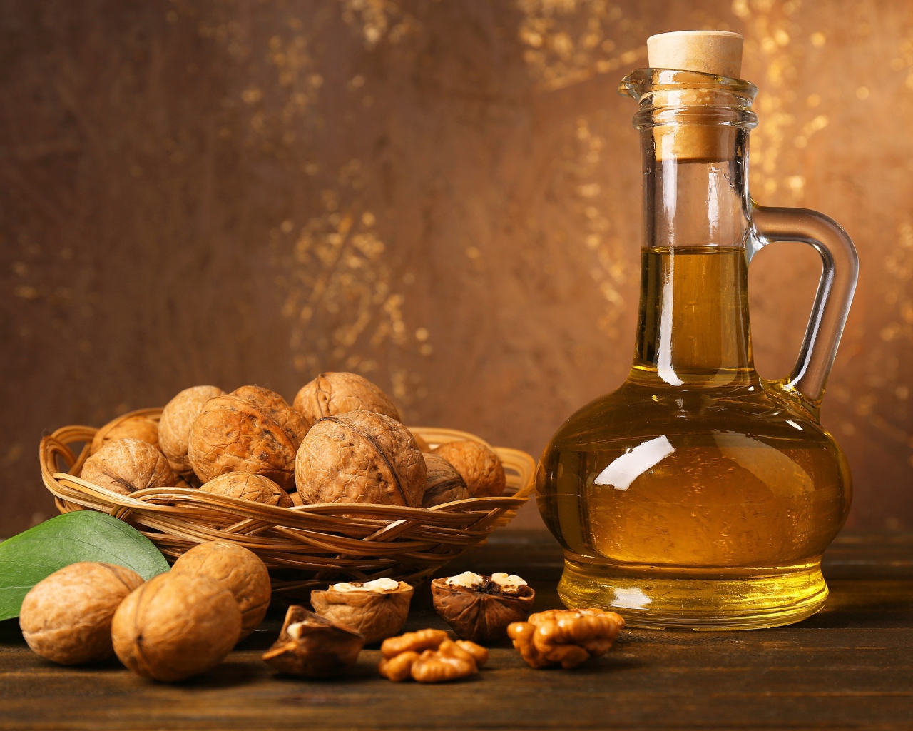 Масло в стеклянной бутылке на столе с грецкими орехами 