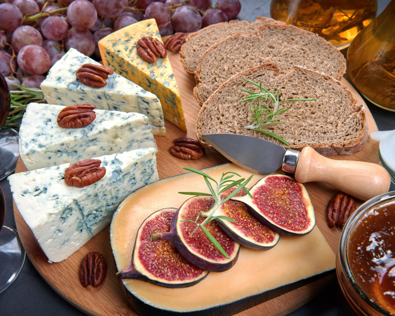Сыр на столе с инжиром и кусками хлеба