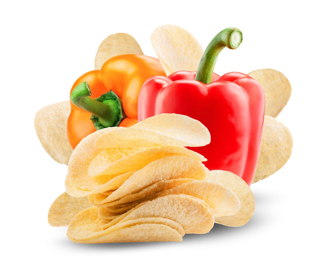 Чипсы с болгарским перцем на белом фоне