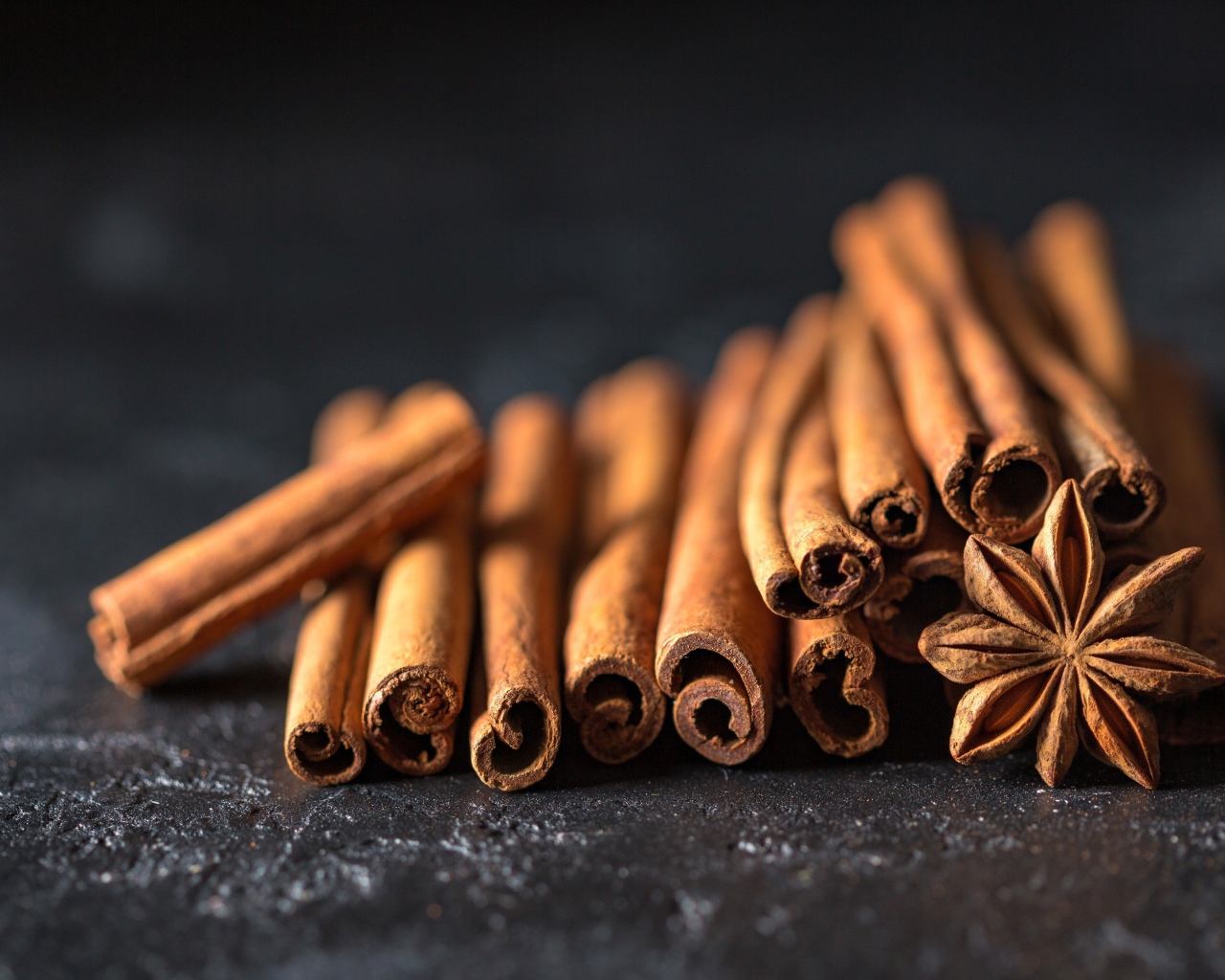 Палочки корицы с бадьяном на столе