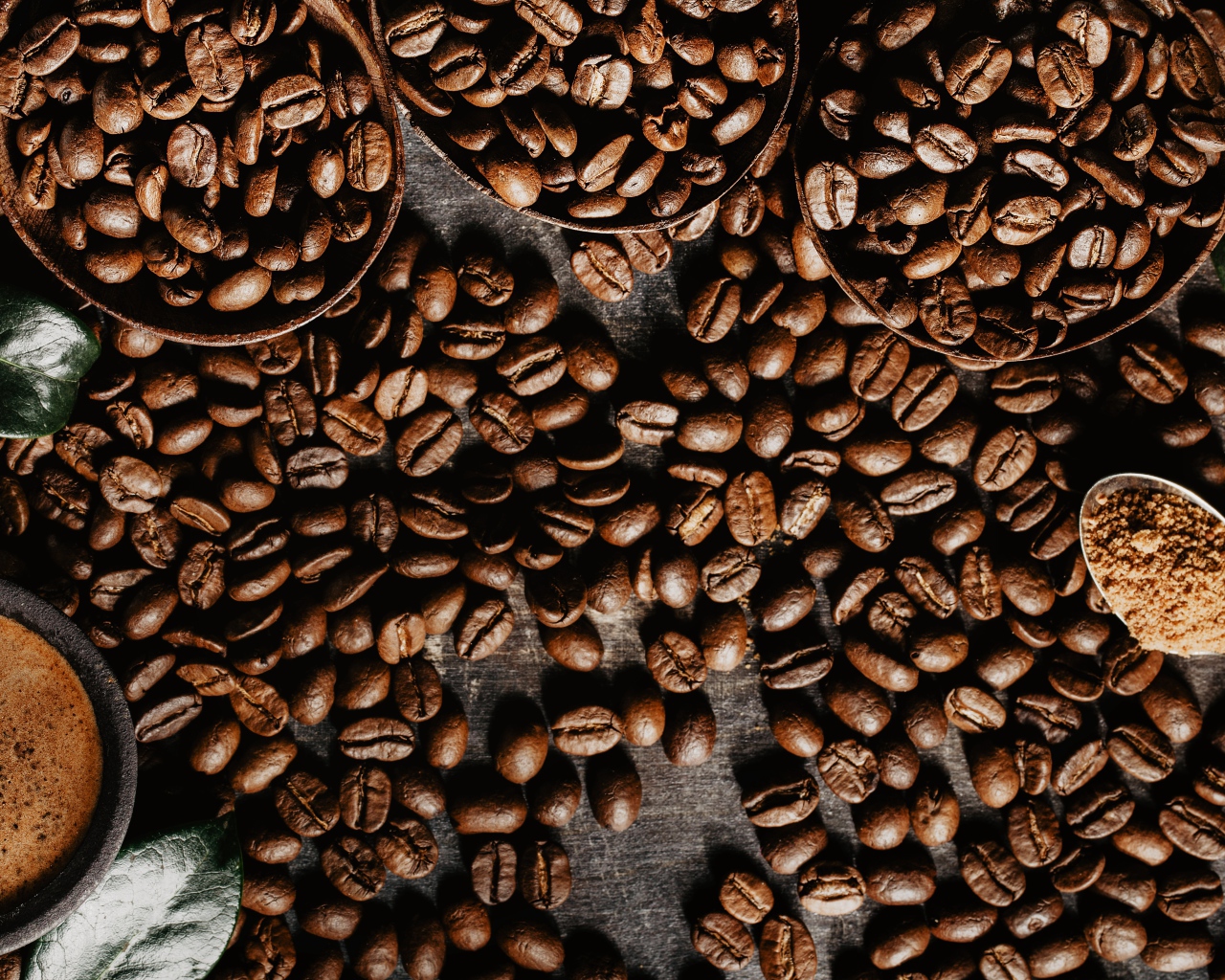 Кофейные зерна на столе крупным планом 