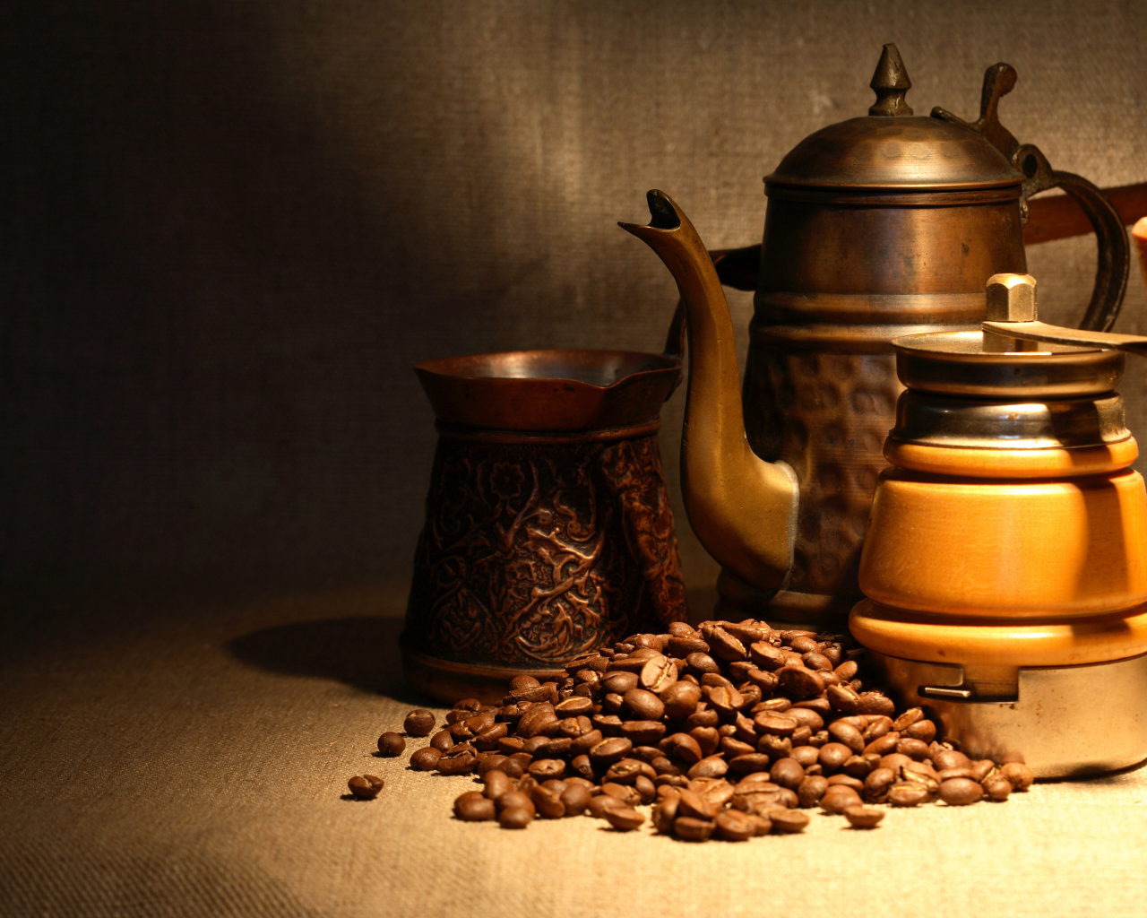 Кофемолка, турка, чайник и кофейные зерна на столе
