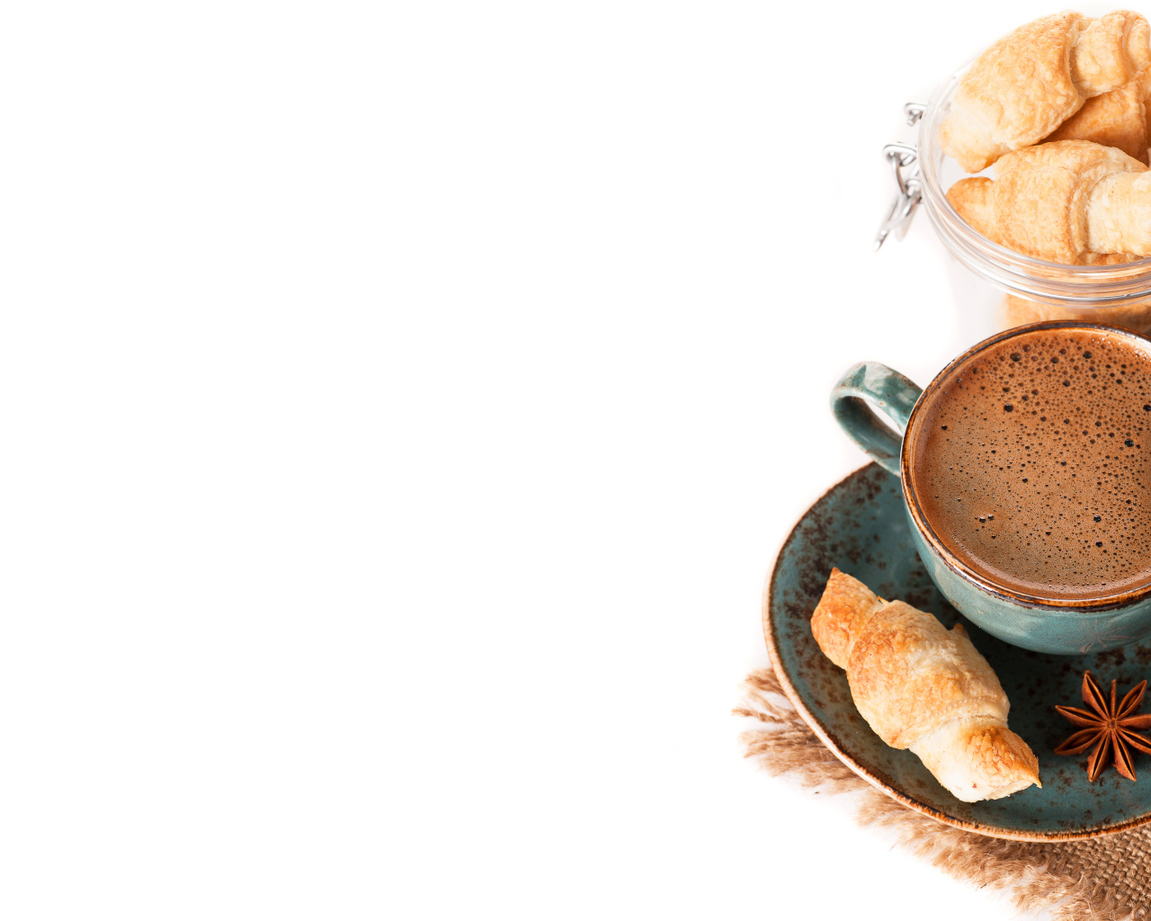 Кофе с круассанами и корицей на белом фоне