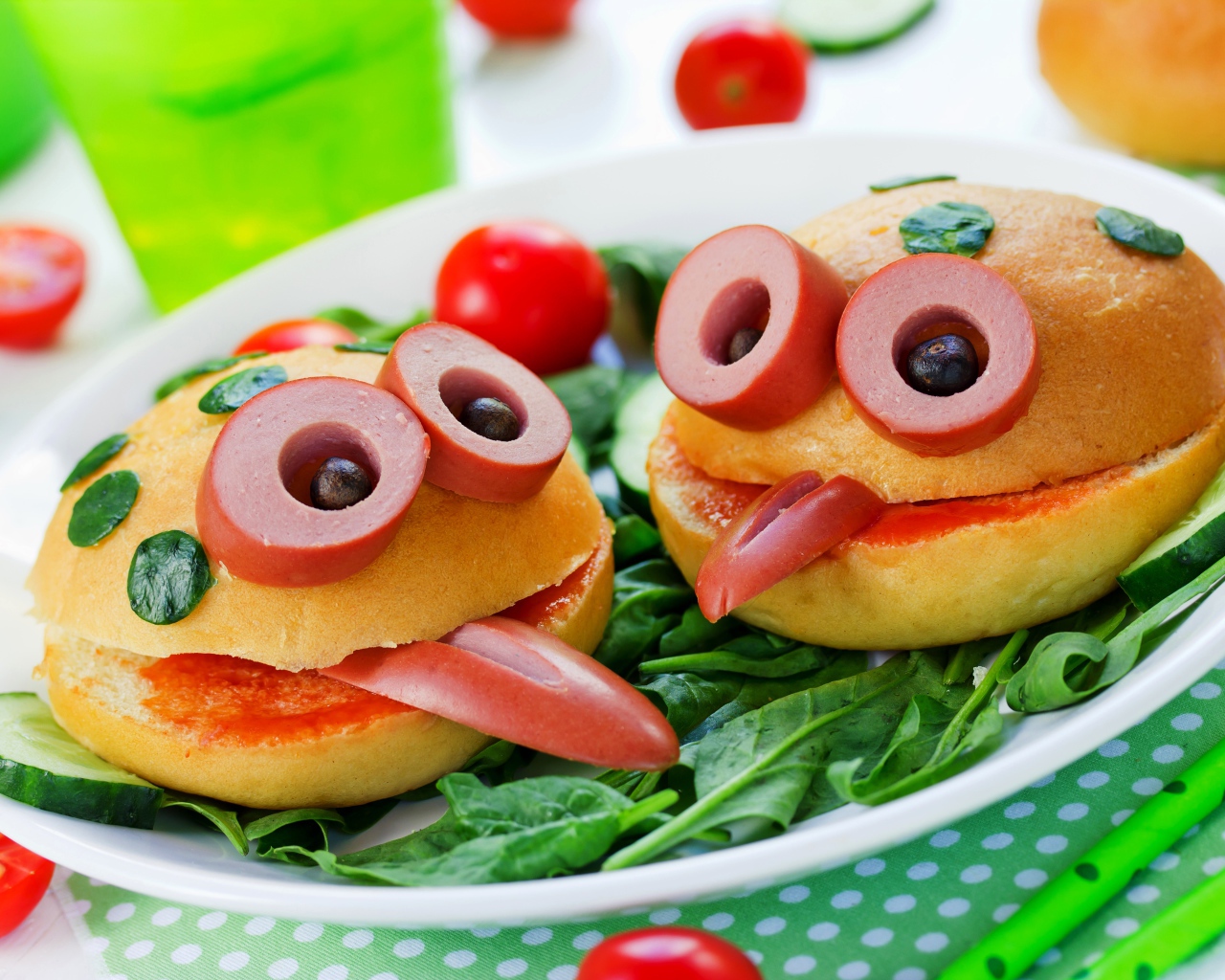 Креативные булочки с овощами и сосисками