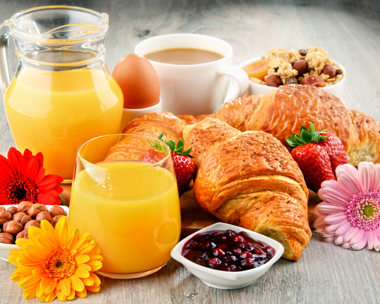 Круассаны, сок, орехи, яйцо и мюсли на завтрак 