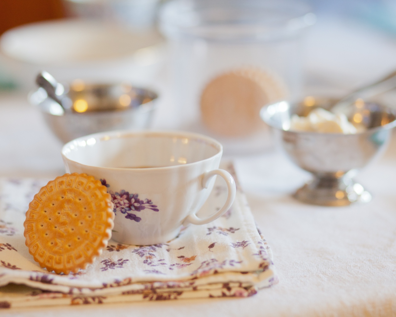 Чашка чаю с печеньем Мария на столе