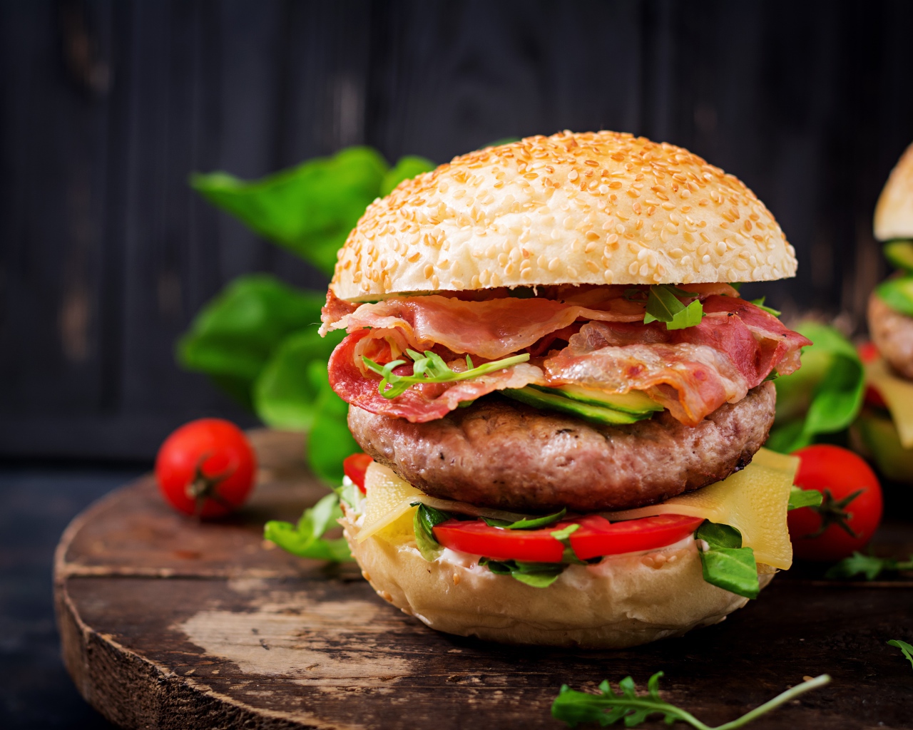 Вкусный аппетитный гамбургер с беконом 