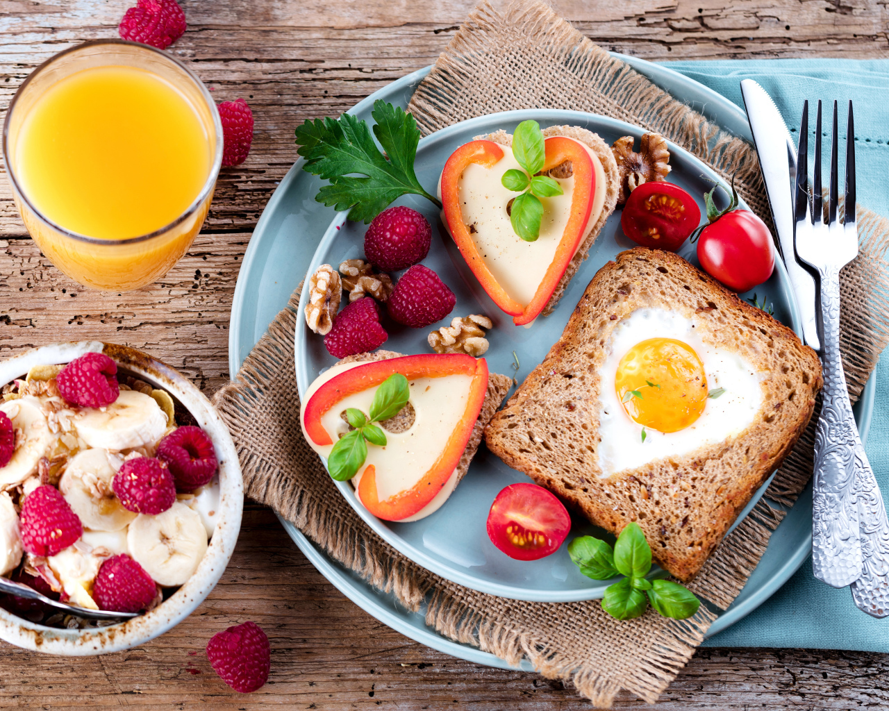 Вкусный легкий завтрак на столе с апельсиновым соком