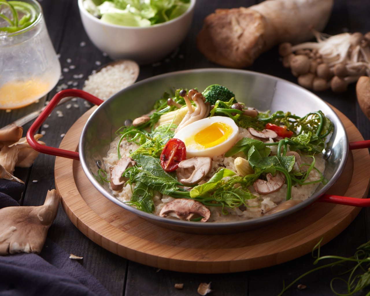 Вкусный рис с овощами и яйцом на столе