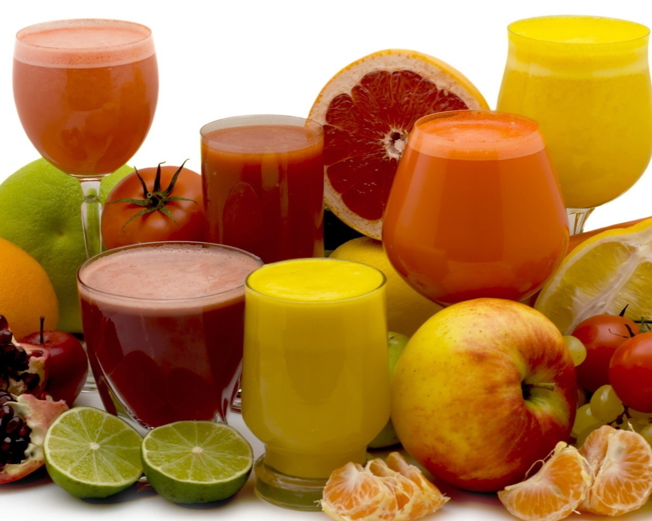Разные свежие соки на белом фоне с фруктами