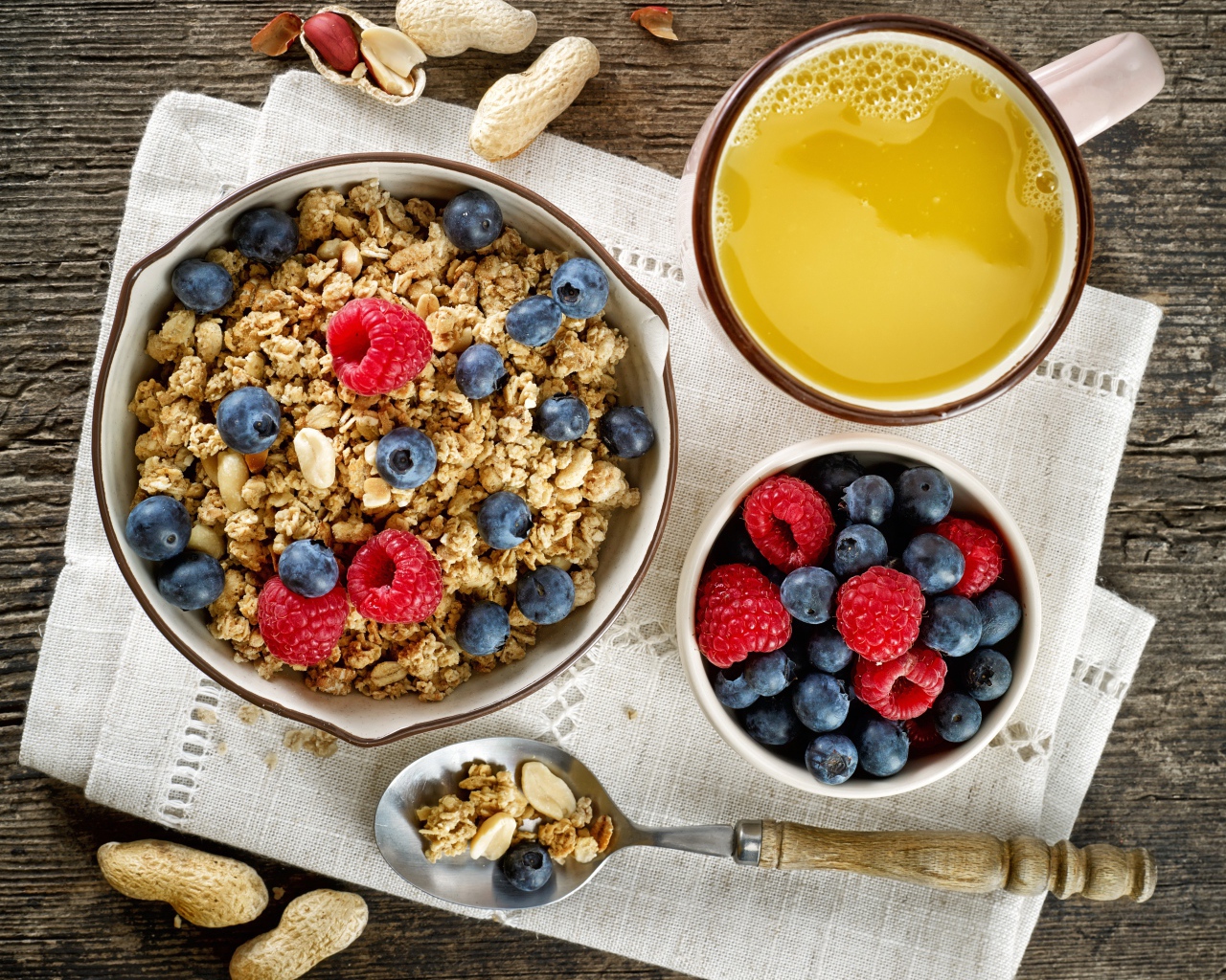 Хлопья с ягодами на столе с соком