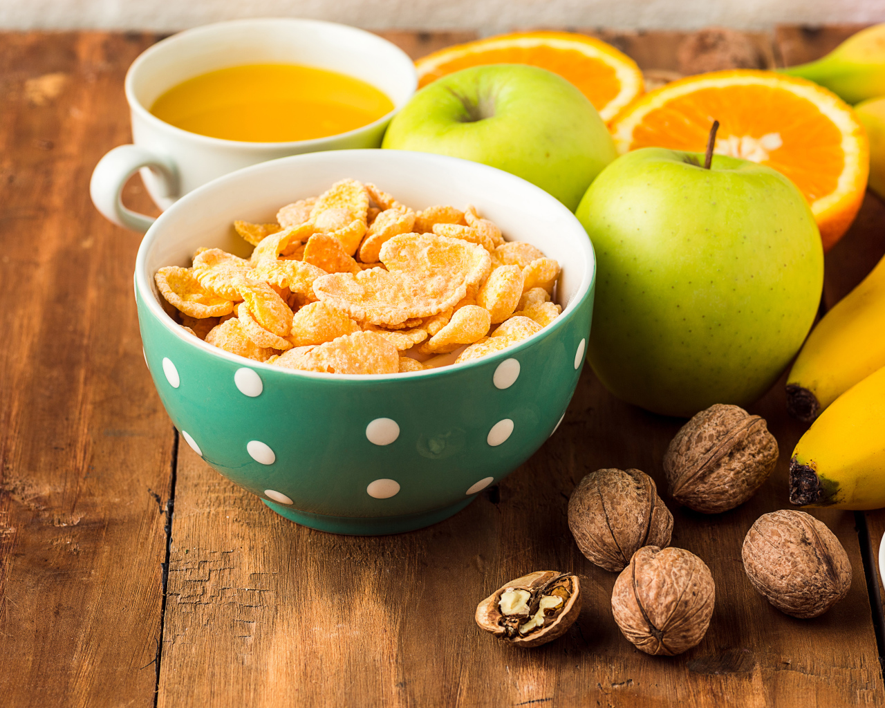 Хлопья с фруктами и орехами на столе