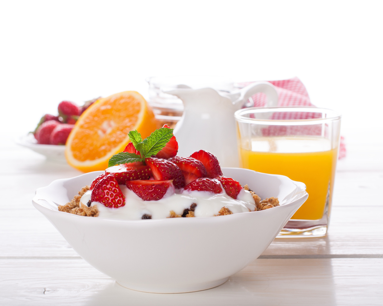 Хлопья с йогуртом и клубникой на завтрак с соком