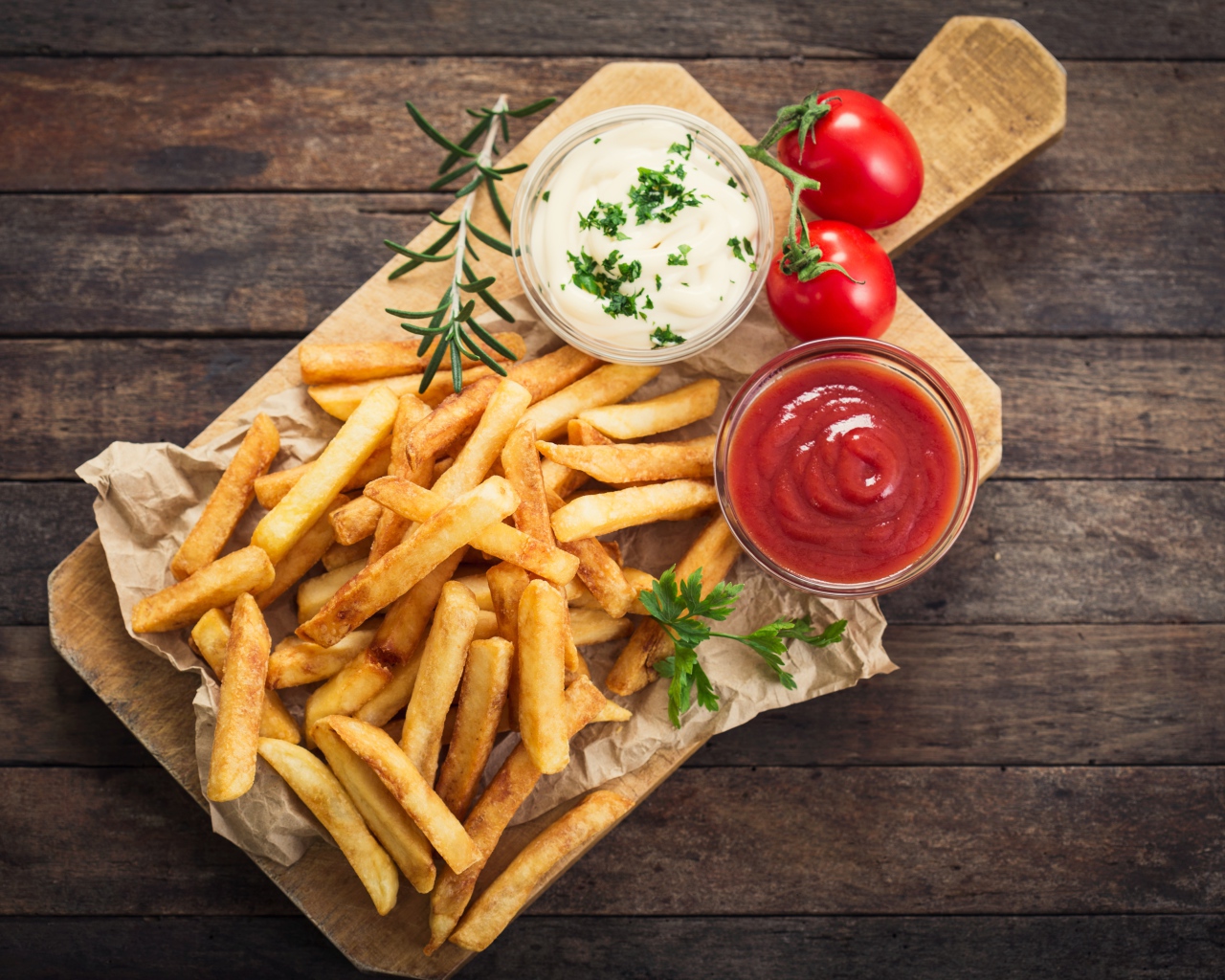 Картофель фри с соусом и кетчупом на доске