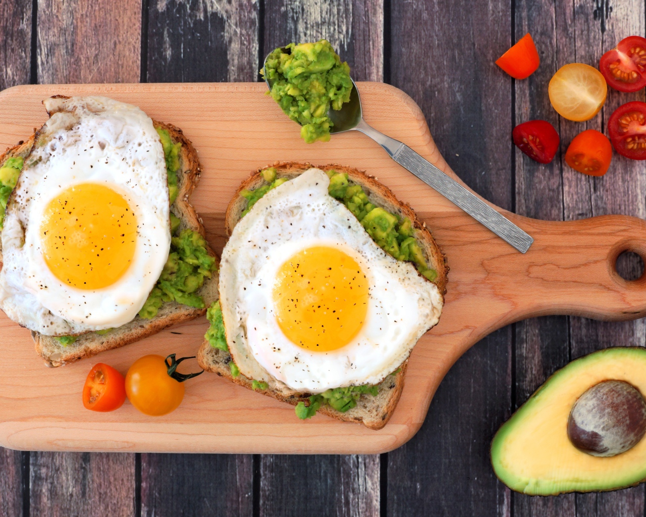 Бутерброды с яичницей на разделочной доске 