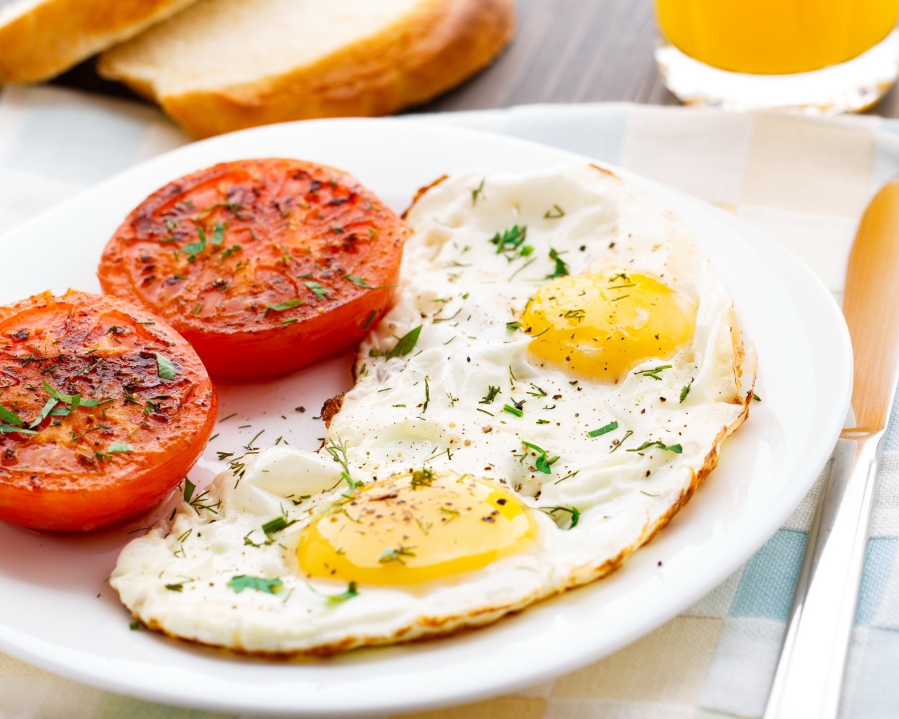 Яичница глазунья с жареными помидорами