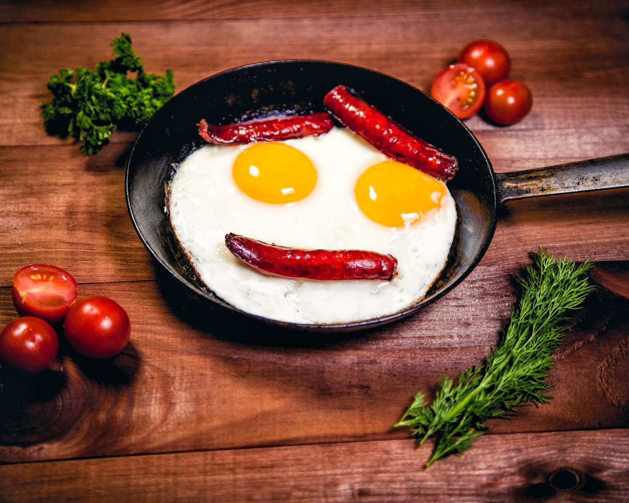 Яичница с сосисками на сковороде