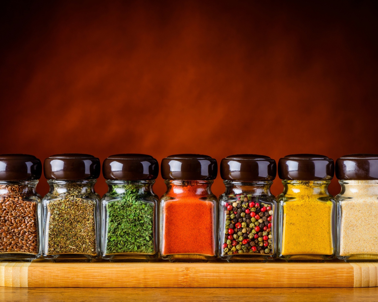 Стеклянные баночки со специями