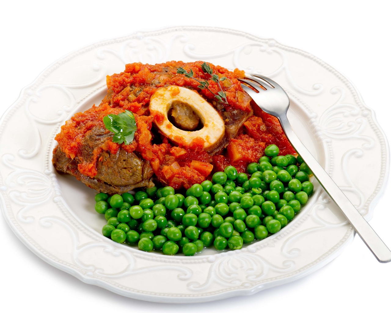 Зеленый горошек на белой тарелке с мясом