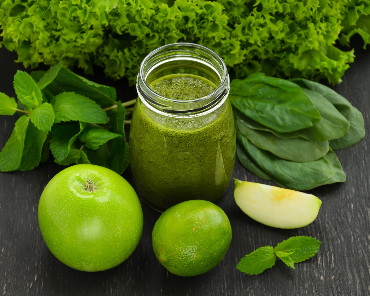 Зеленые смузи с яблоком, лаймом, зеленью 