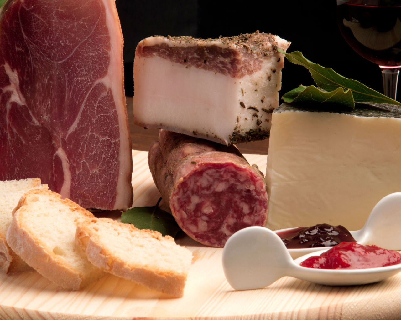 Ветчина, сало, колбаса,сыр и хлеб на столе