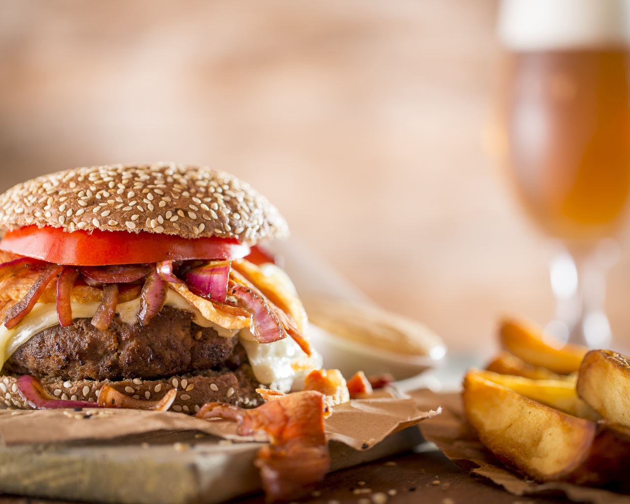 Гамбургер на столе с картофелем и бокалом пива