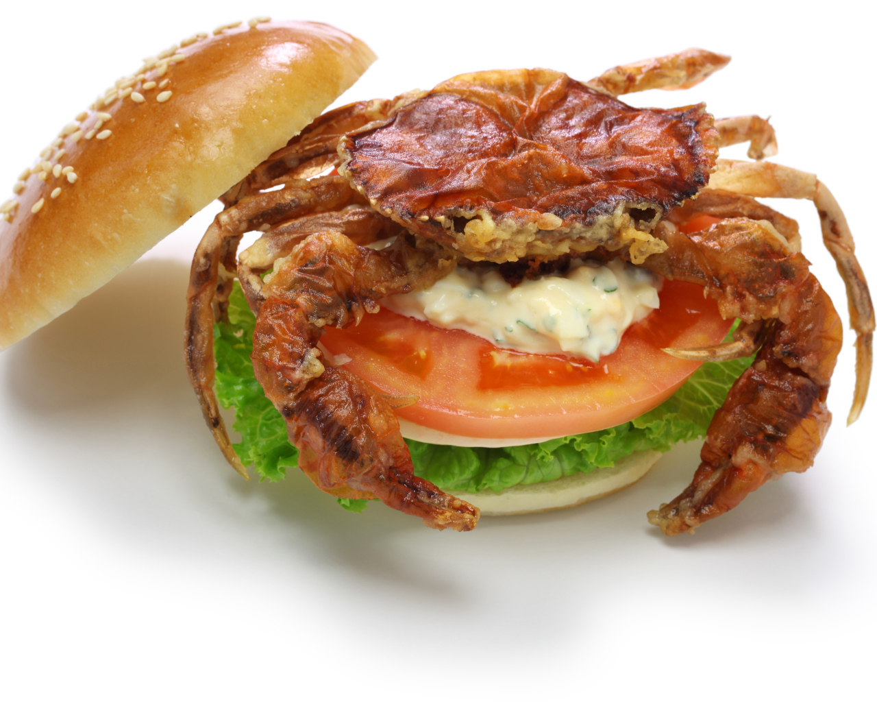 Гамбургер с овощами и крабом на белом фоне