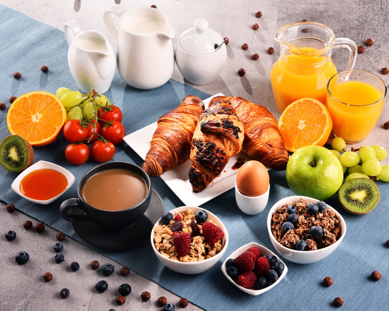Здоровый вкусный завтрак на столе