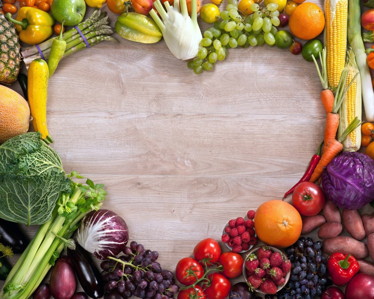 Сердце из овощей на деревянном фоне 