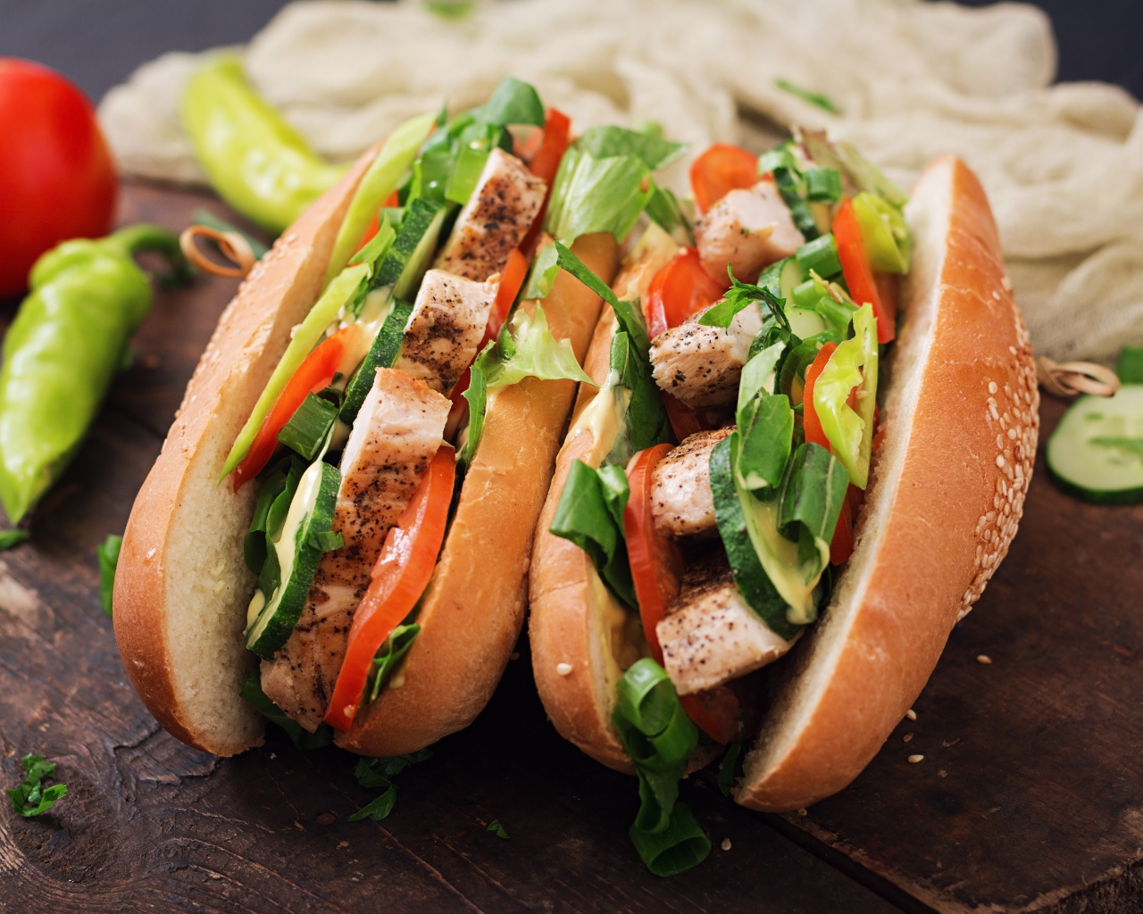 Хотдог с курицей и овощами