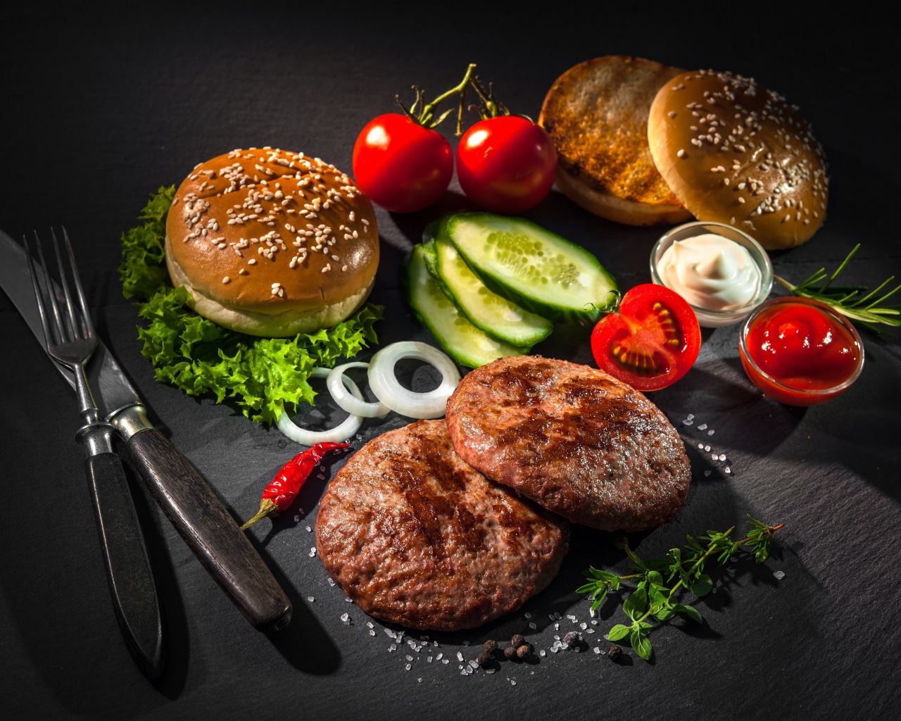 Ингредиенты для гамбургера на столе 