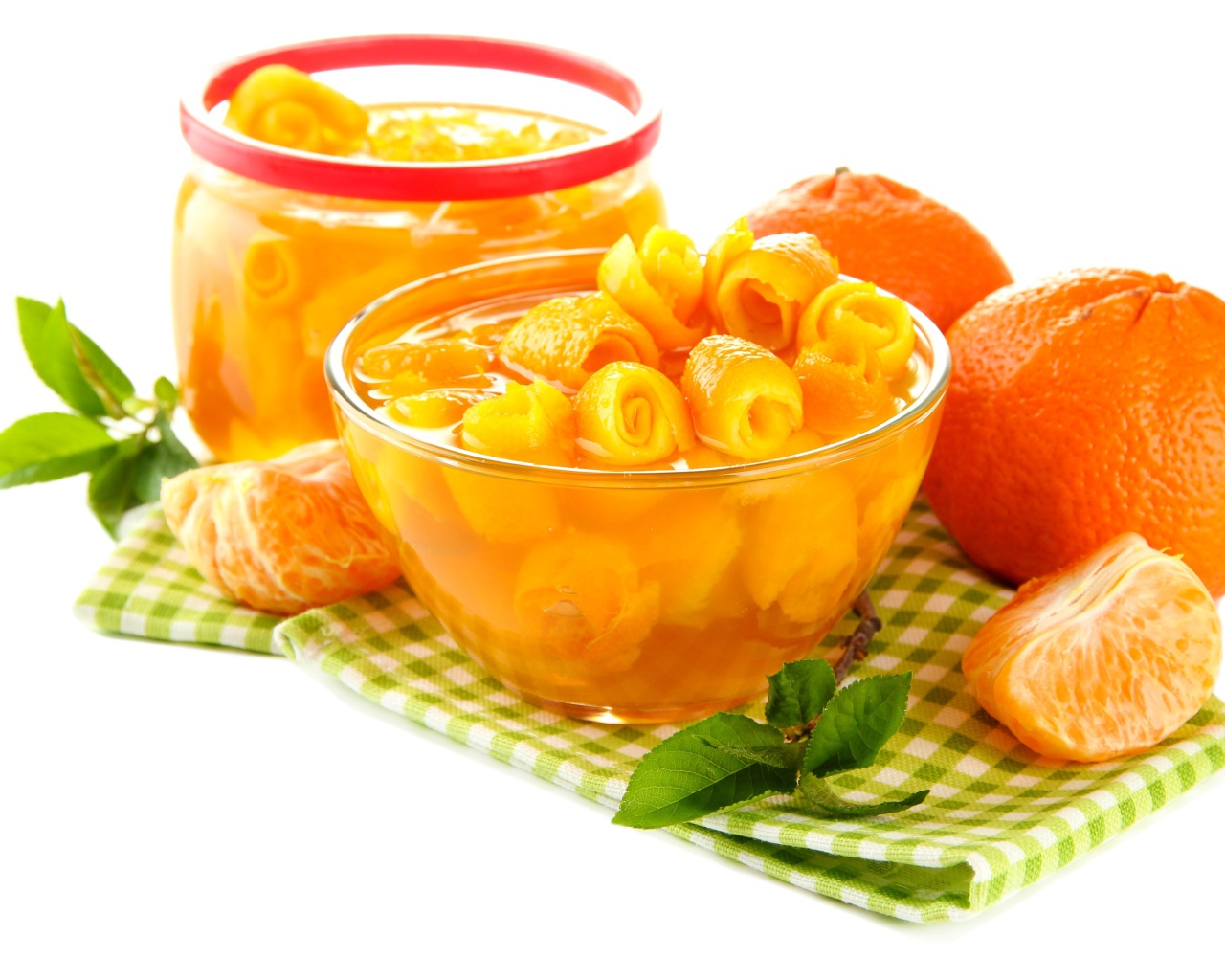 Варенье из мандариновых корок со свежими фруктами на столе