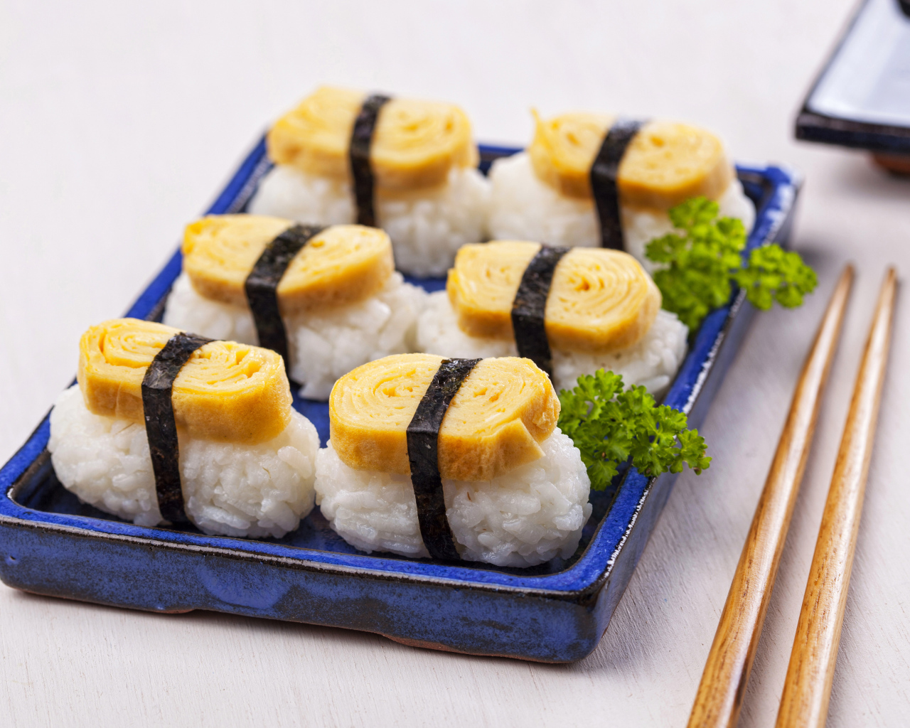 Японская еда на столе с палочками  