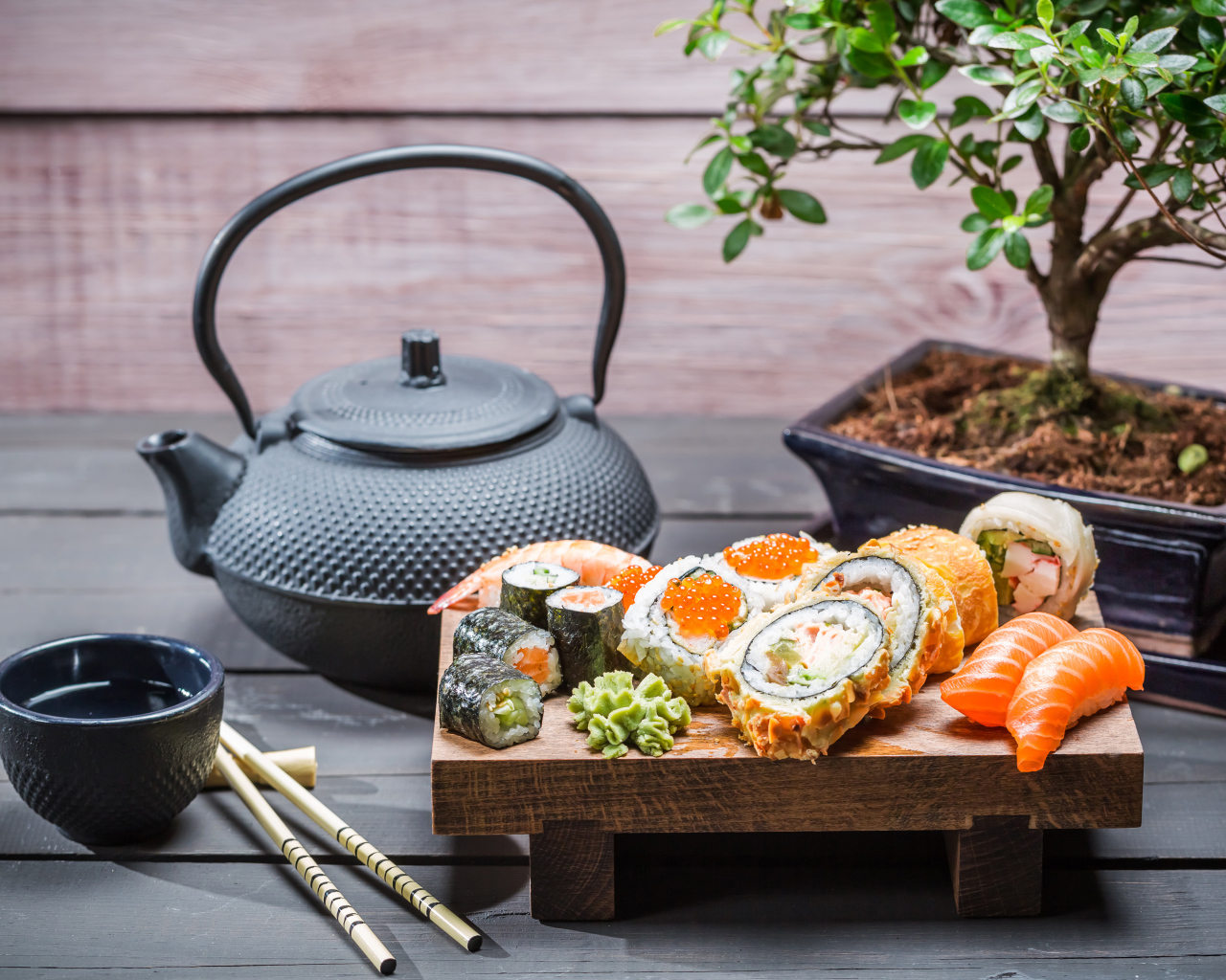 Японские суши на столе с чаем