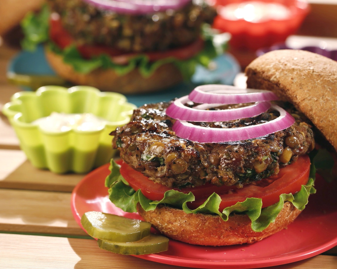 Сочный гамбургер на столе с соусом 