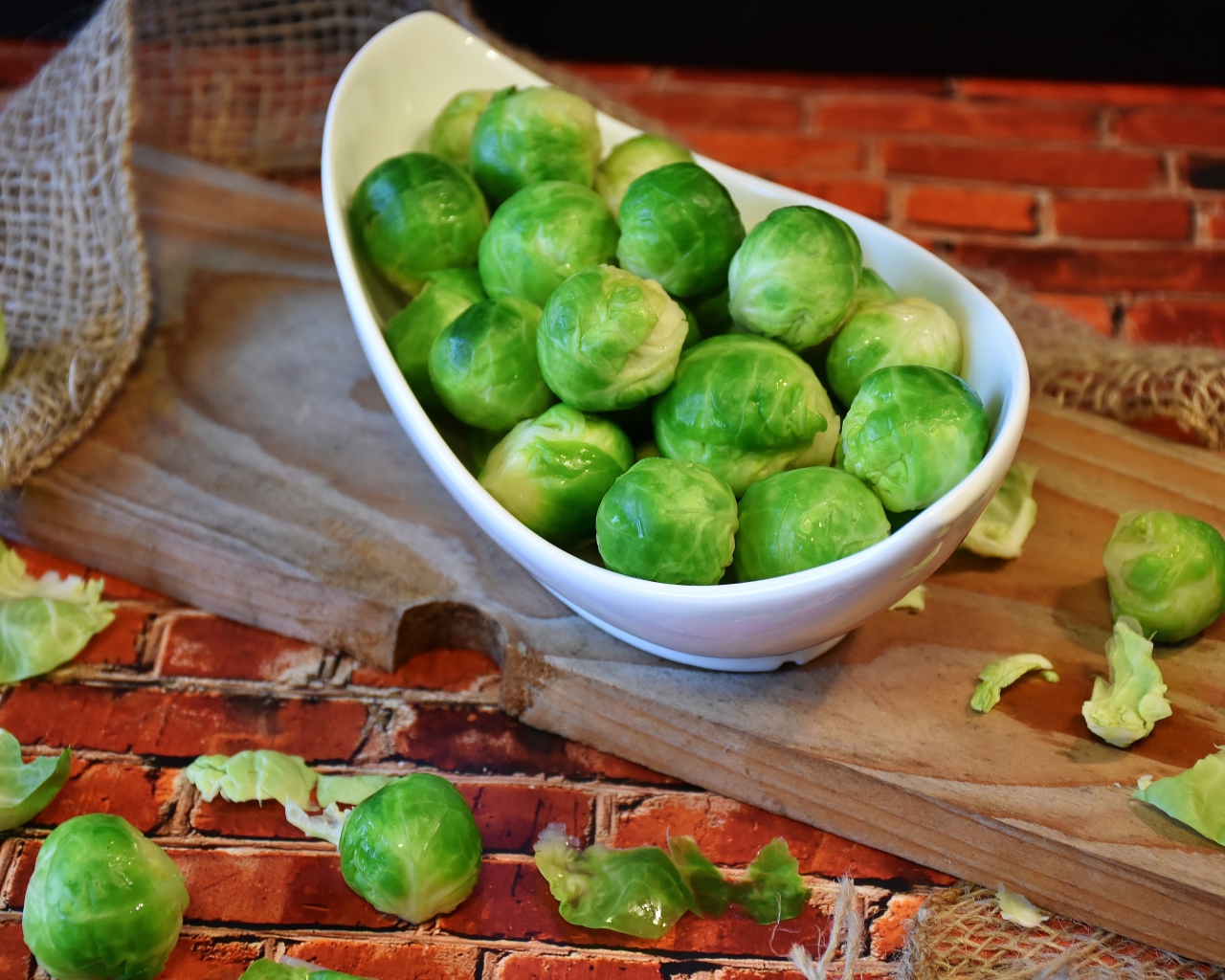 Маленькая зеленая брюссельская капуста на столе 