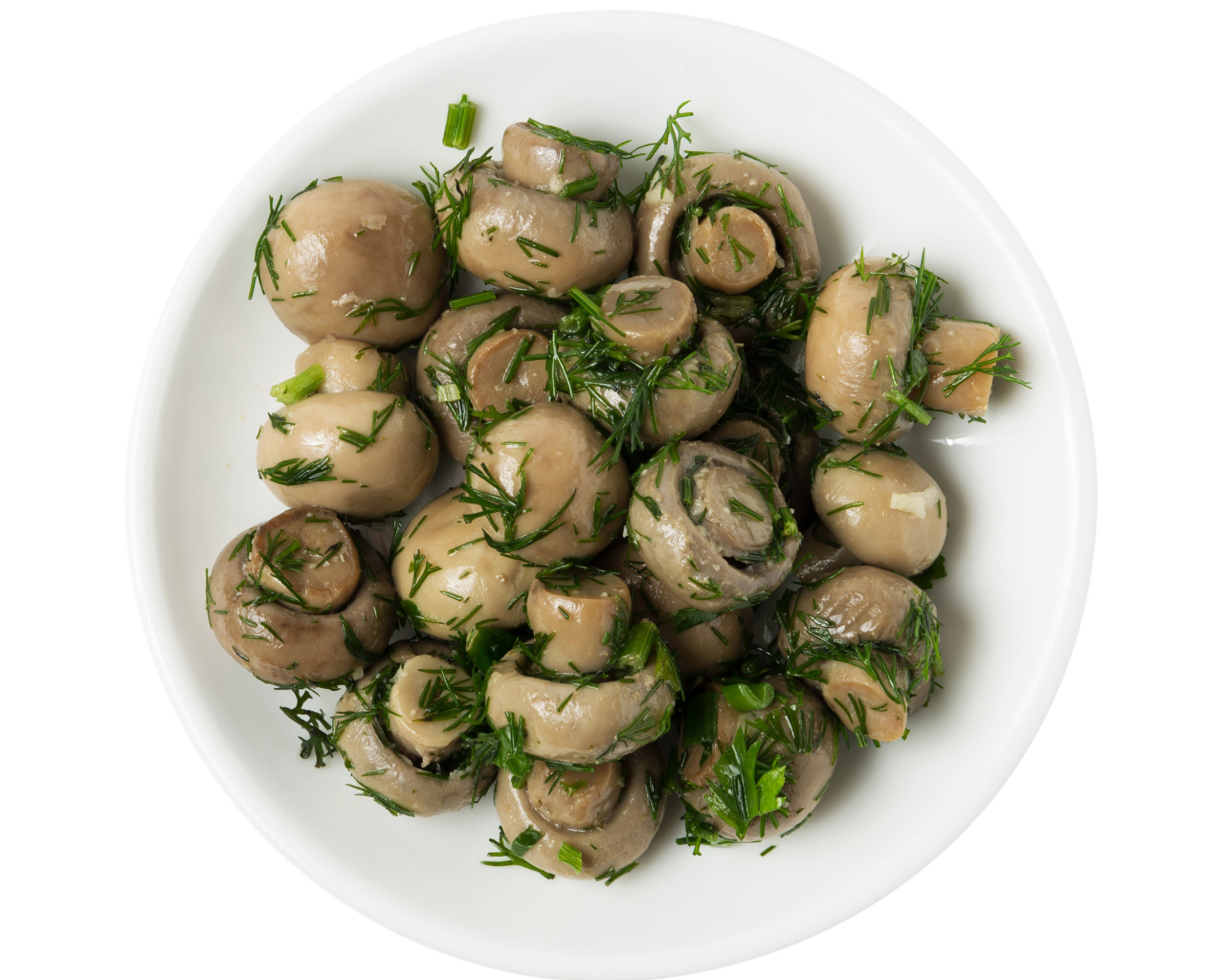 Маринованные шампиньоны с зеленью в белой тарелке на белом фоне 