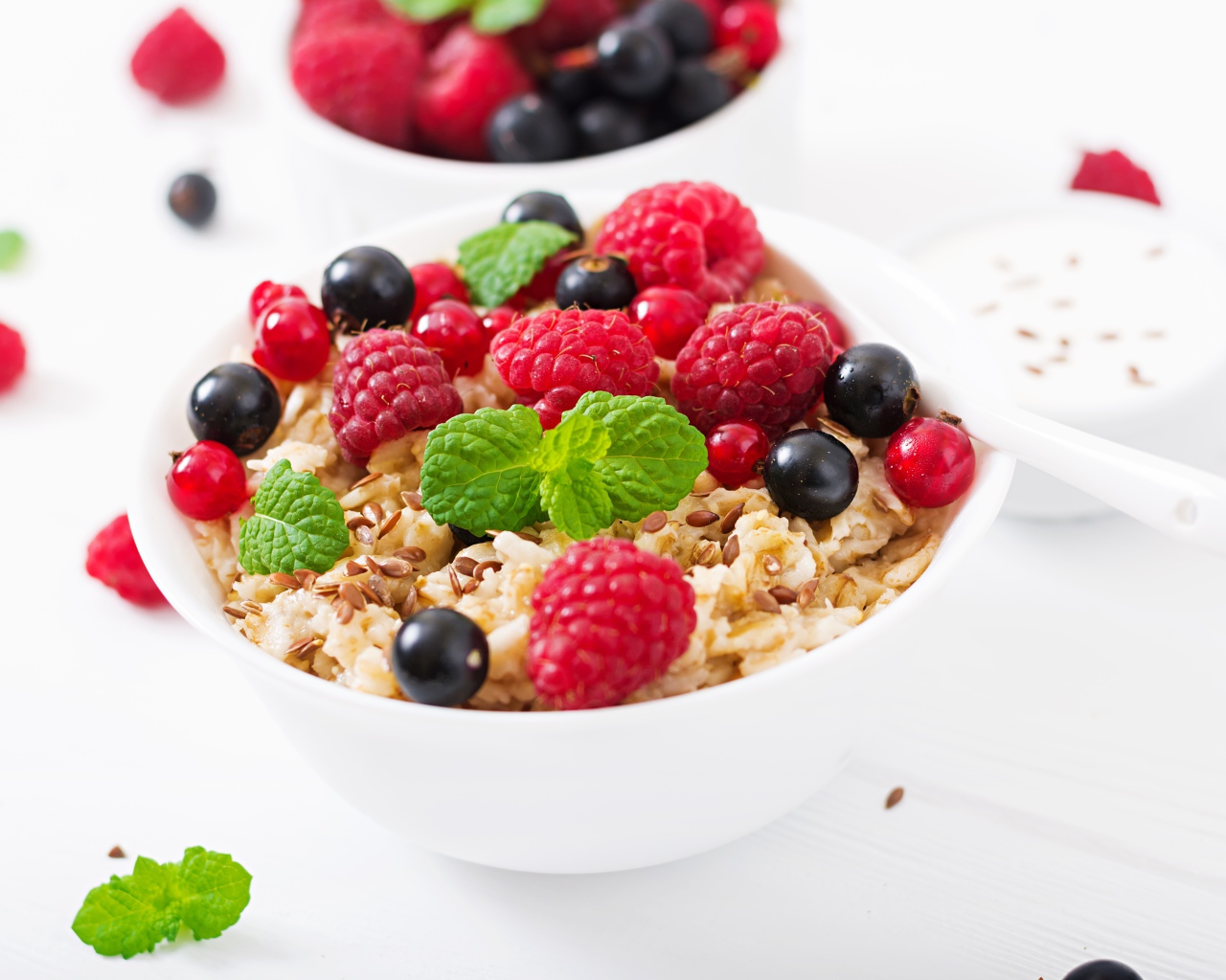 Мюсли с ягодами малины,  черники и красной смородины на завтрак