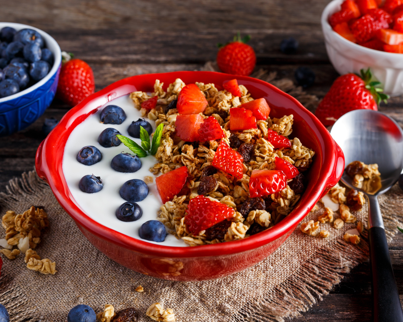 Мюсли с йогуртом, ягодами клубники и черники на завтрак