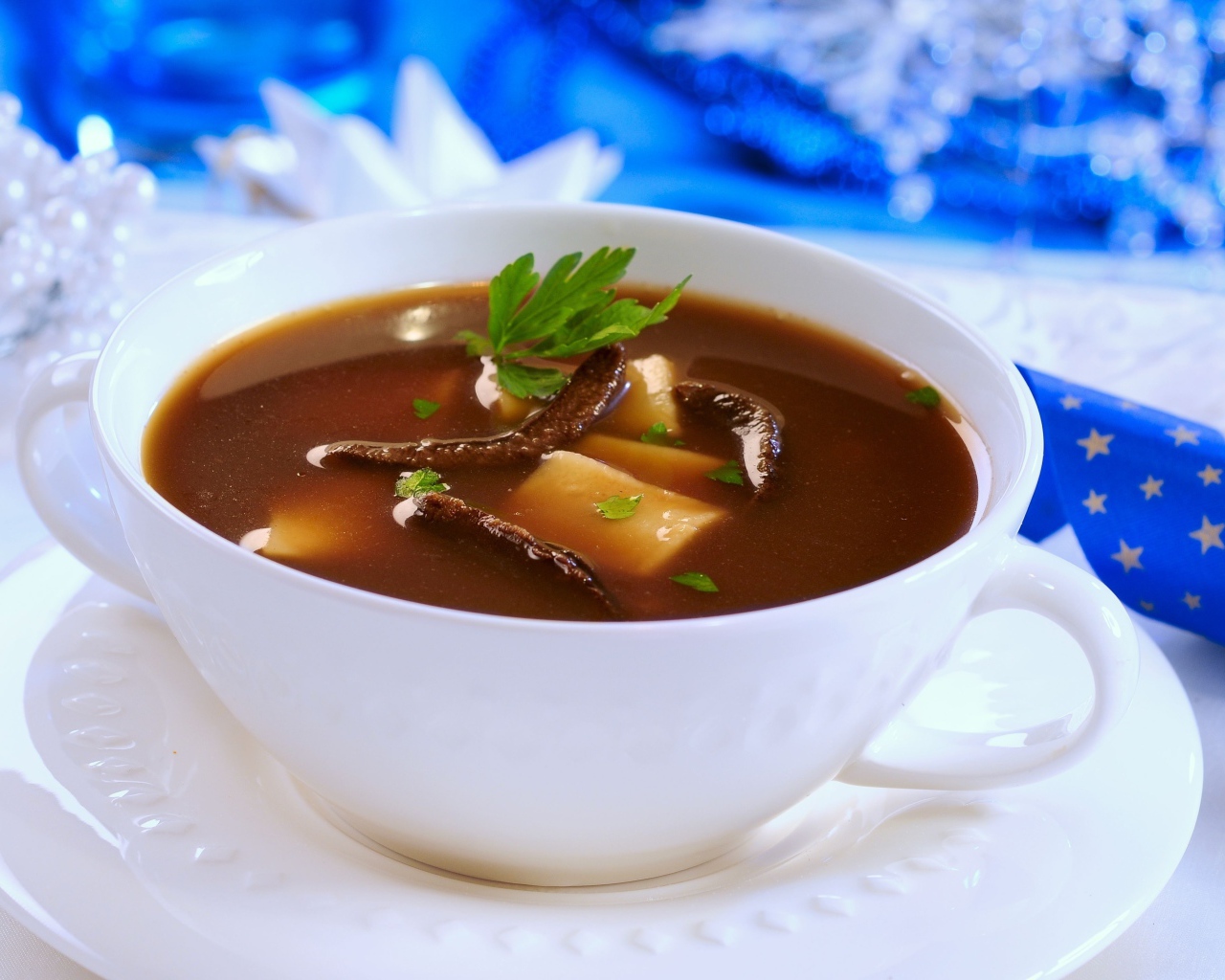 Грибной суп в белой тарелке